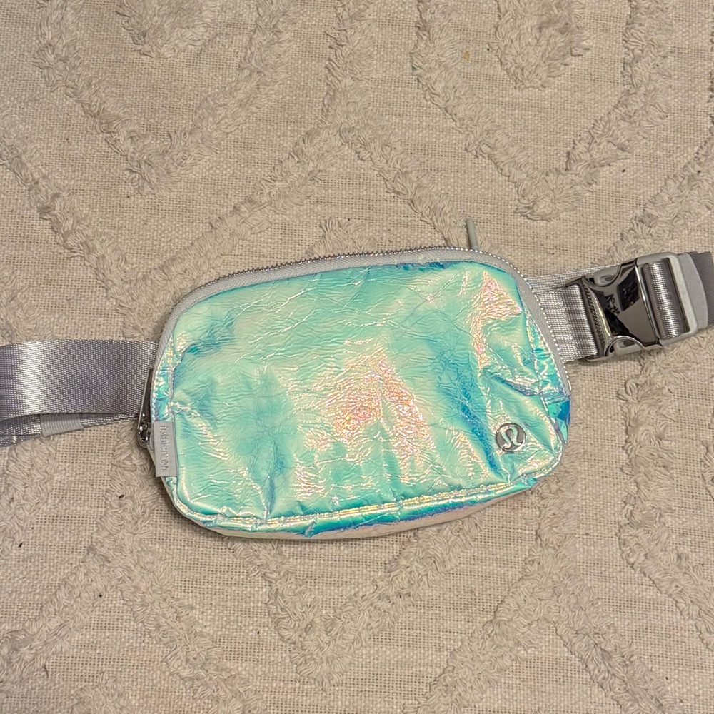 lululemon Everywhere Belt Bag 1L *Iridescent in Iridescent/Silver